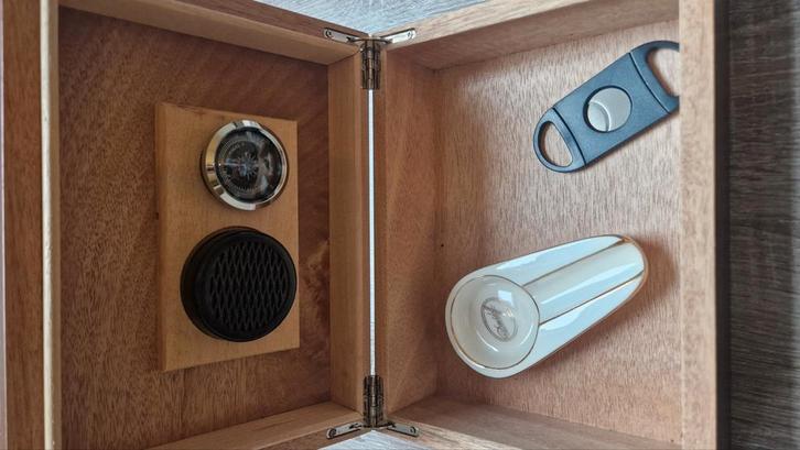 Kleine humidor met toebehoren, Verzamelen, Rookartikelen, Aanstekers en Luciferdoosjes, Zo goed als nieuw, Ophalen of Verzenden