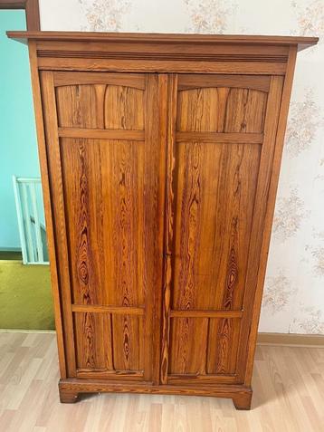 (kleer) kast / pitch pine beschikbaar voor biedingen