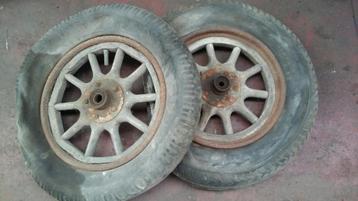 Houten wielen uit het begin van 1900 beschikbaar voor biedingen