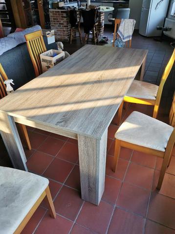 Kast en eettafel te koop beschikbaar voor biedingen