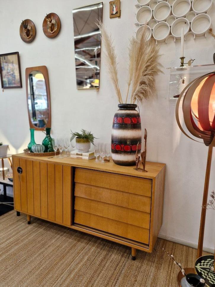 Dressoir schuifdeur en lades met zwarte greep 70s, Huis en Inrichting, Kasten |Televisiemeubels, Gebruikt, Kunststof, Ophalen