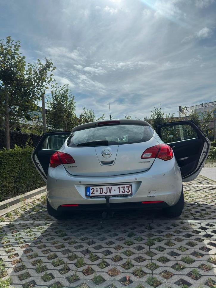 Opel, Auto's, Opel, Bedrijf, Astra, Diesel, Euro 5, Berline, 5 deurs, Handgeschakeld, Zilver of Grijs, Stof, Voorwielaandrijving