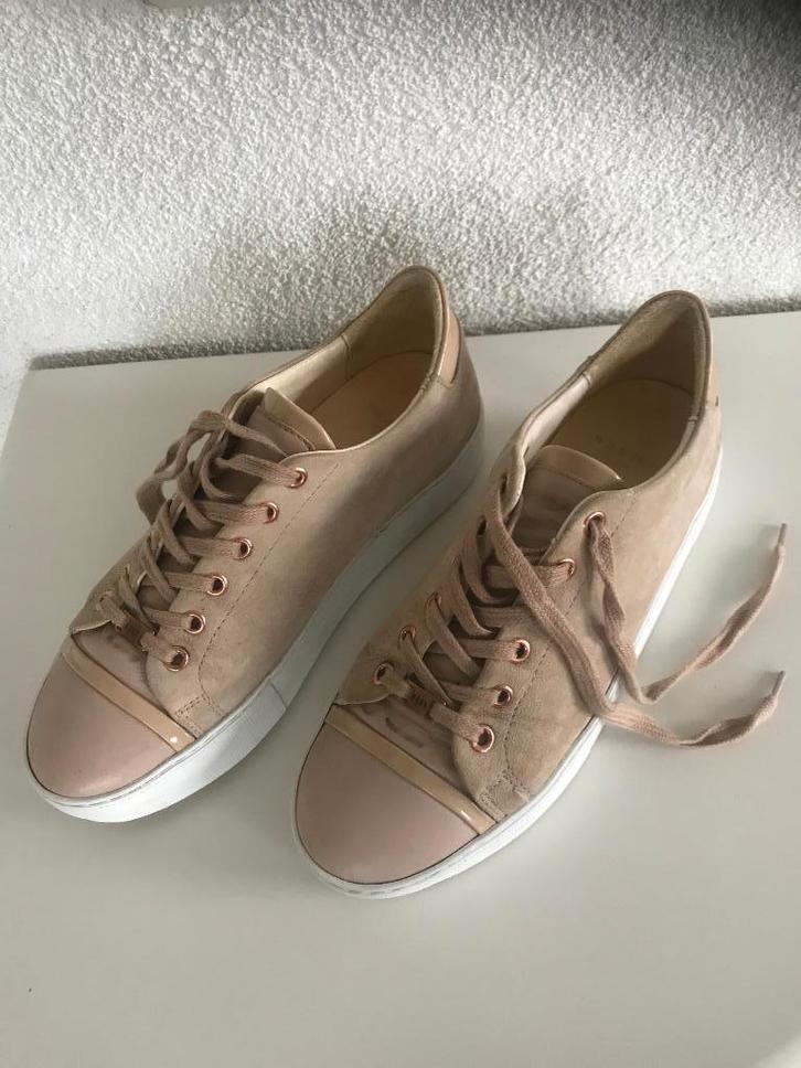 Te koop bijna nieuwe merk sneakers., Kleding | Dames, Schoenen, Zo goed als nieuw, Sneakers, Beige, Ophalen of Verzenden