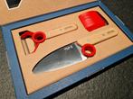 Le Petit Chef Rouge un couteau, un éplucheur et un protège-d, Maison & Meubles, Cuisine | Couverts, Comme neuf, Enlèvement ou Envoi