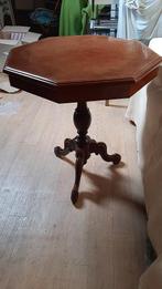 klassiek bijzettafeltje in notenhout, Huis en Inrichting, Tafels | Bijzettafels, Minder dan 55 cm, Gebruikt, Klassiek antiek, Overige vormen