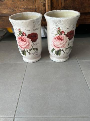2 mooie stenen vazen beschikbaar voor biedingen