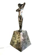 Beeld jonge dame in metaal, gesigneerd, Antiek en Kunst, Ophalen of Verzenden