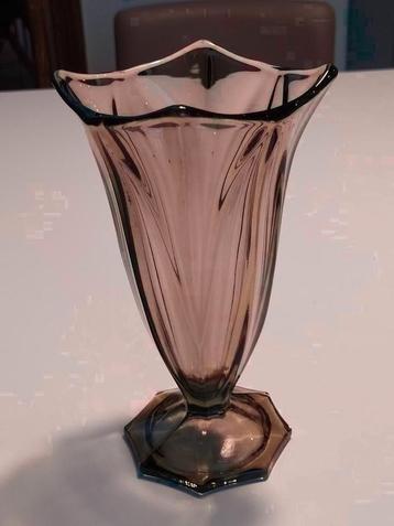 Grijsbruine art deco vaas beschikbaar voor biedingen