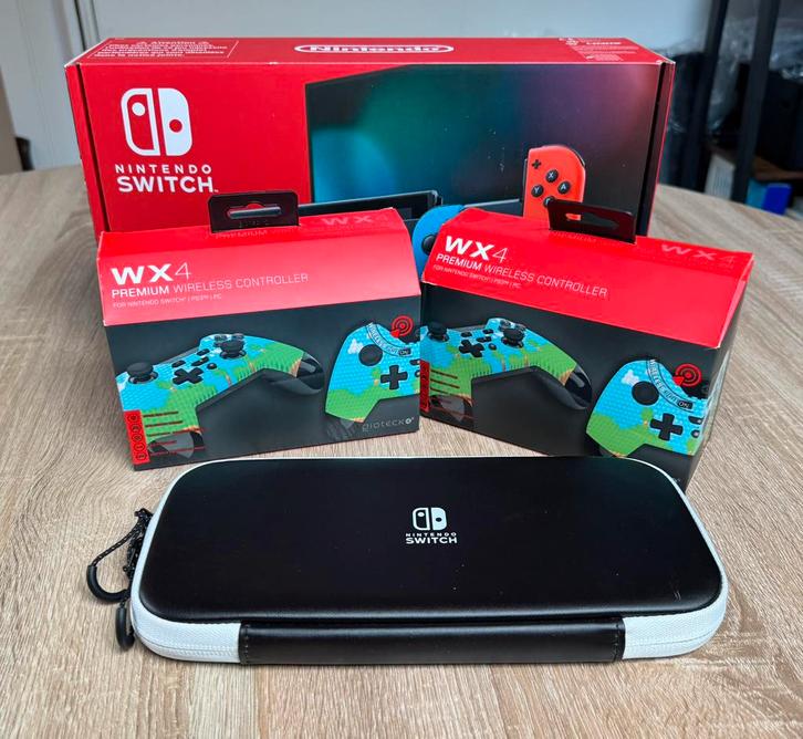 Nintendo Switch complète dans sa boîte + 2 manettes Gioteck, Consoles de jeu & Jeux vidéo, Consoles de jeu | Nintendo Switch, Utilisé