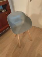 Grijze kuipstoel  6 stuks in kunststof met houten poten., Huis en Inrichting, Ophalen, Kunststof