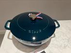 NIEUW: Staub Chubby Marmite 26 cm La Mer, Huis en Inrichting, Keuken | Potten en Pannen, Gietijzer, Nieuw, Ophalen of Verzenden