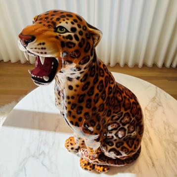 Magnifique statue en céramique représentant un jaguar agress