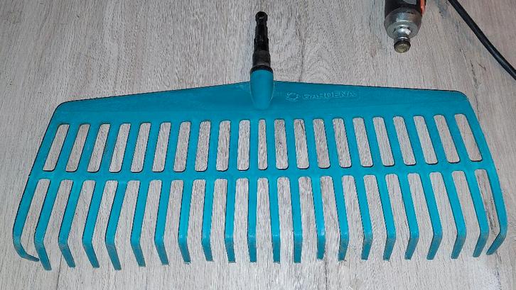 Gardena brede hark / gazonhark (blauw) - Nieuwstaat, Tuin en Terras, Hand-tuingereedschap, Nieuw, Hark, Ophalen of Verzenden