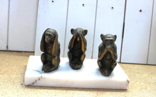 Oud beeldje, drie aapjes op marmer sokkel., Antiquités & Art, Curiosités & Brocante, Enlèvement ou Envoi