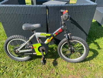 Jongens fietsje beschikbaar voor biedingen