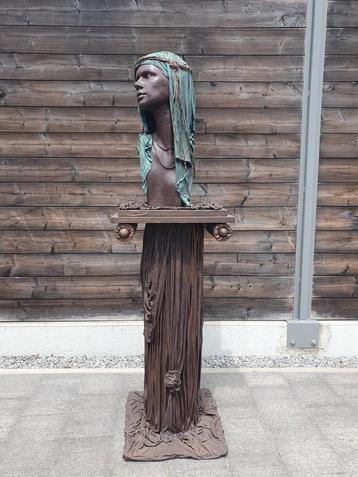 Bronskleurig beeld op zuil beschikbaar voor biedingen