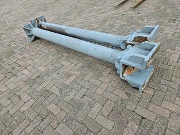 Grote zware antieke pilaren / palen beschikbaar voor biedingen