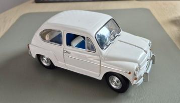 Zeldzame Revell 2004 Fiat 600/Abarth (1/18) beschikbaar voor biedingen