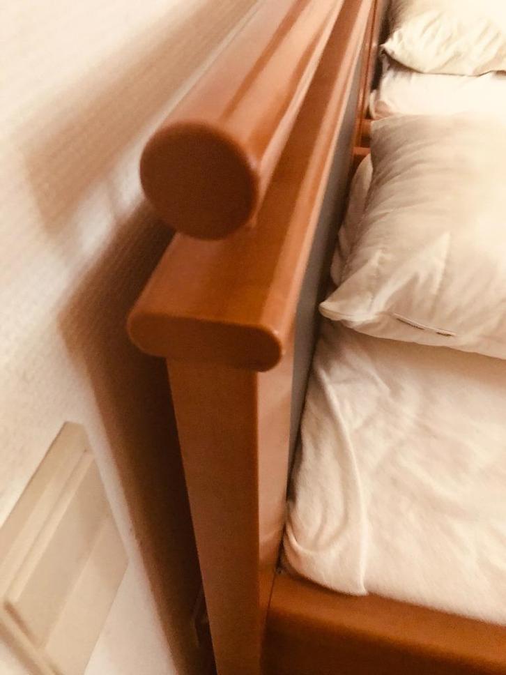 Belgische bedden in walnoot, Huis en Inrichting, Slaapkamer | Bedden, Zo goed als nieuw, Eenpersoons, 90 cm, 200 cm, Hout, Bruin