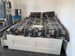 Lit brillant 140x220 avec matelas 150€, Enlèvement, Comme neuf