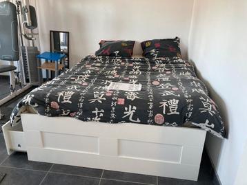 Lit brillant 140x220 avec matelas 150€ disponible aux enchères