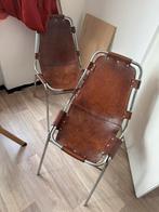 2 lederen “Les Arcs” stoelen - Charlotte Perriand, Huis en Inrichting, Stoelen, Ophalen, Gebruikt, Twee, Bruin