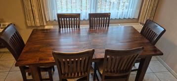 Uitschuifbare tafel met 6 stoelen beschikbaar voor biedingen