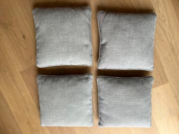 4 grijze kussens van 40 cm op 40 cm beschikbaar voor biedingen