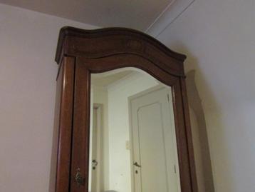 Antieke kleerkasten met spiegeldeur