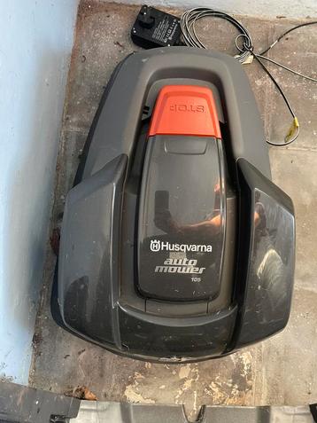 Tondeuse à gazon robotique Husqvarna 105 avec garage, Enlèvement, Comme neuf