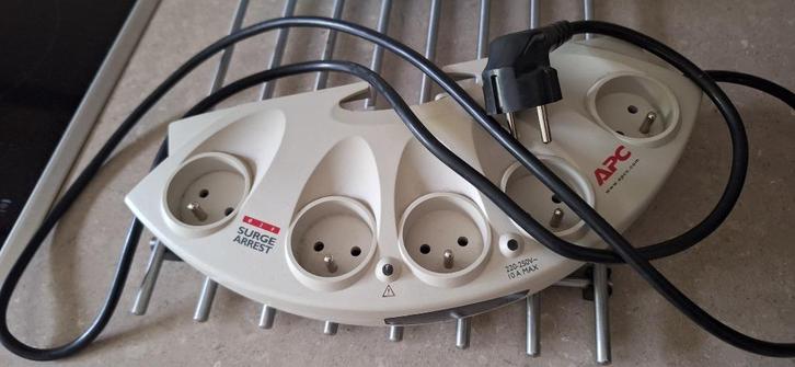 APC SurgeArrest multistekker met overspanningbeveiliging., Elektronische apparatuur, Overige elektronische apparatuur, Zo goed als nieuw