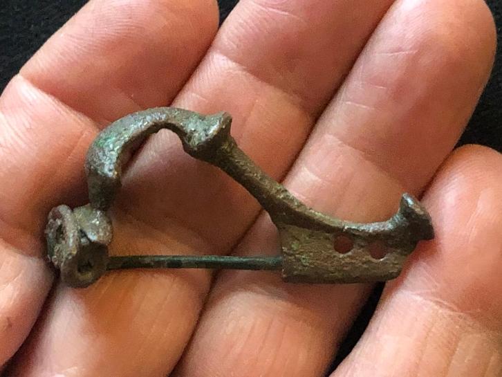 Romeinse mantelspeld FIBULA: GAATJES Bodemvondst apart item, Antiquités & Art, Curiosités & Brocante, Enlèvement ou Envoi