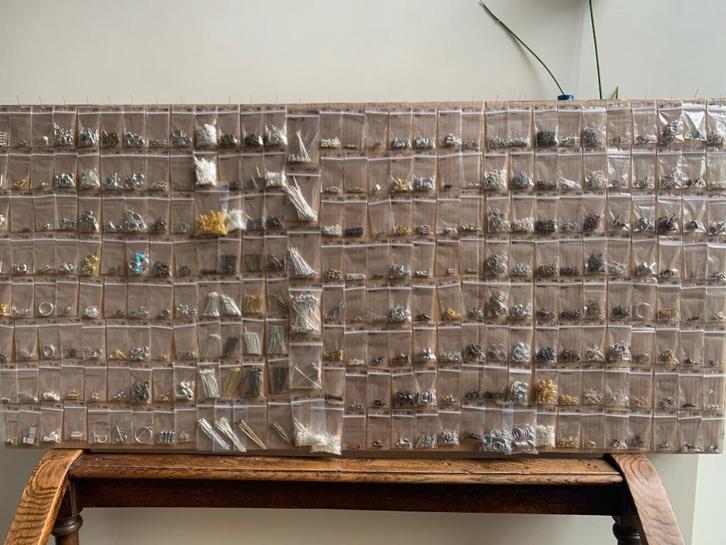 Compleet juwelenatelier stopzetting: tools kralen meubels, Hobby en Vrije tijd, Kralen en Sieraden maken, Nieuw, Kraal, Ophalen of Verzenden