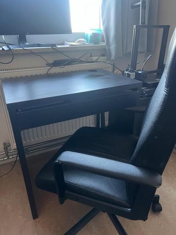 Zwart bureautje IKEA beschikbaar voor biedingen