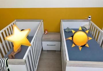 Meegroeikamer met twee identieke bedden beschikbaar voor biedingen