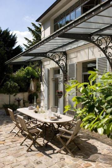 Ouderwetse smeedijzeren pergola beschikbaar voor biedingen