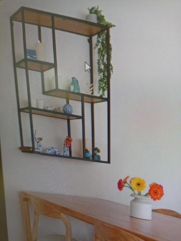 Boekenrek / plantenrek / foto's / Blu-ray beschikbaar voor biedingen