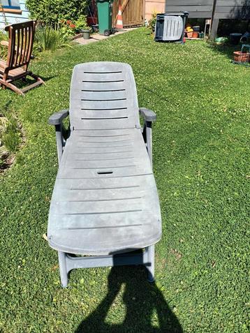 Blauw ligbed tuinzetel beschikbaar voor biedingen
