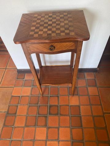 Oude kleine speeltafel (dames) /bijzettafel beschikbaar voor biedingen