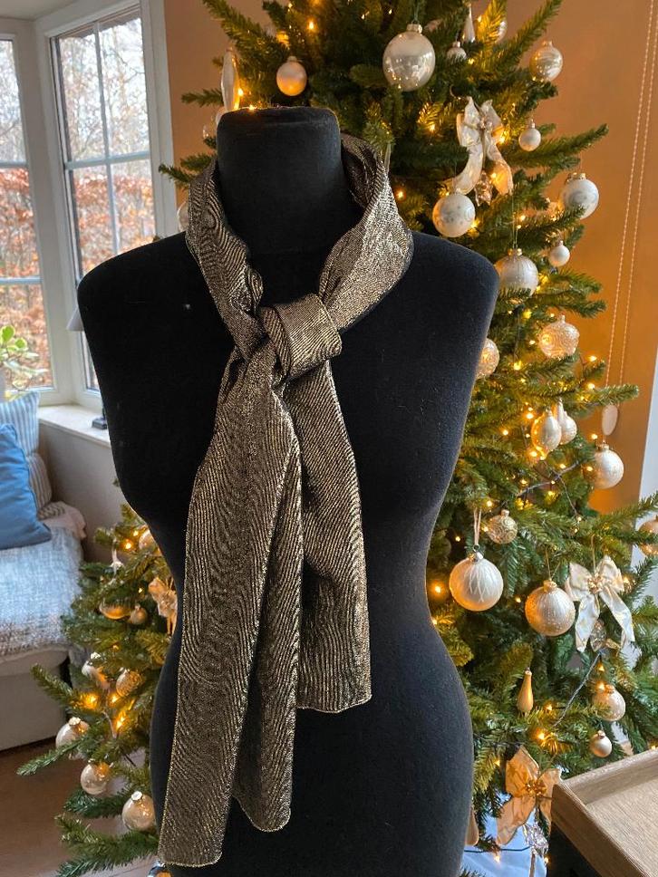 Klein goudkleurig sjaaltje, Kleding | Dames, Mutsen, Sjaals en Handschoenen, Zo goed als nieuw, Sjaal, Ophalen of Verzenden