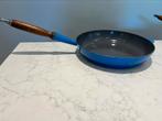 Cousances (Le Creuset) Azure koekenpan 28 cm heel goed, Huis en Inrichting, Gietijzer, Ophalen of Verzenden, Zo goed als nieuw