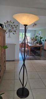 elegante staande lamp in vol roestijzer, Huis en Inrichting, Lampen | Vloerlampen, Ophalen, Zo goed als nieuw