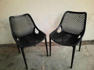 4 moderne stoelen beschikbaar voor biedingen