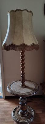 Staande lamp met tafelblad en houten getorste voet, Antiek en Kunst, Ophalen of Verzenden