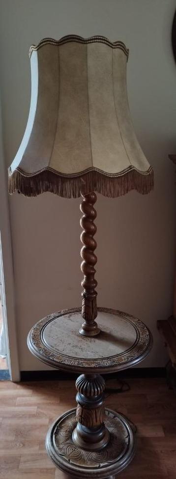 Staande lamp met tafelblad en houten getorste voet beschikbaar voor biedingen