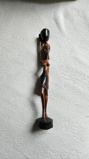 Afrikaanse vrouw met kruik beschikbaar voor biedingen