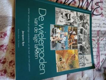 Boek de wielergoden van de lage landen. beschikbaar voor biedingen