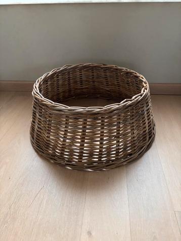 Kerstboomvoet van kwalitatief riet beschikbaar voor biedingen