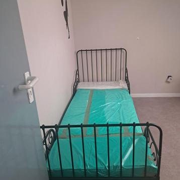 IKEA eenpersoonsbed met metalen frame – zo goed als nieuw beschikbaar voor biedingen