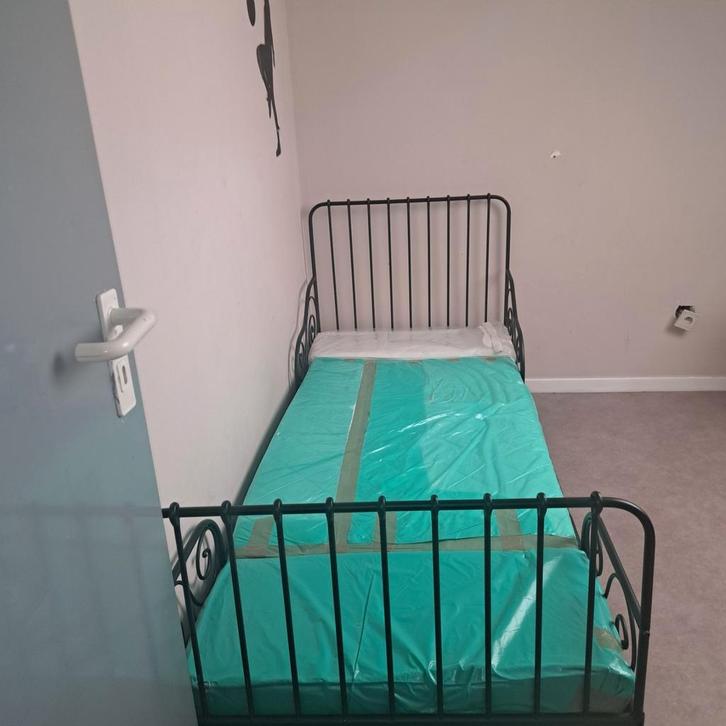IKEA eenpersoonsbed met metalen frame – zo goed als nieuw, Antiek en Kunst, Antiek | Meubels | Bedden, Ophalen